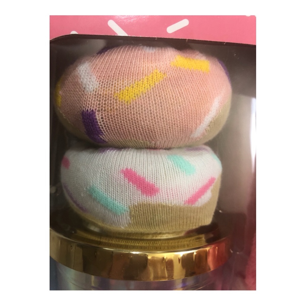 Cupcakes and Cashmere Women’s Slipper, Sock, & Tumbler Gift Set. NIB! - Picture 2 of 3